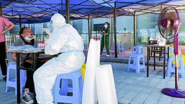 南方视频|“暖心”与“清凉”同框，直击翠亨新区核酸检测现场