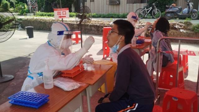 抗疫“夫妻档”奔赴一线！中山市中医院派450人次支援核酸采样