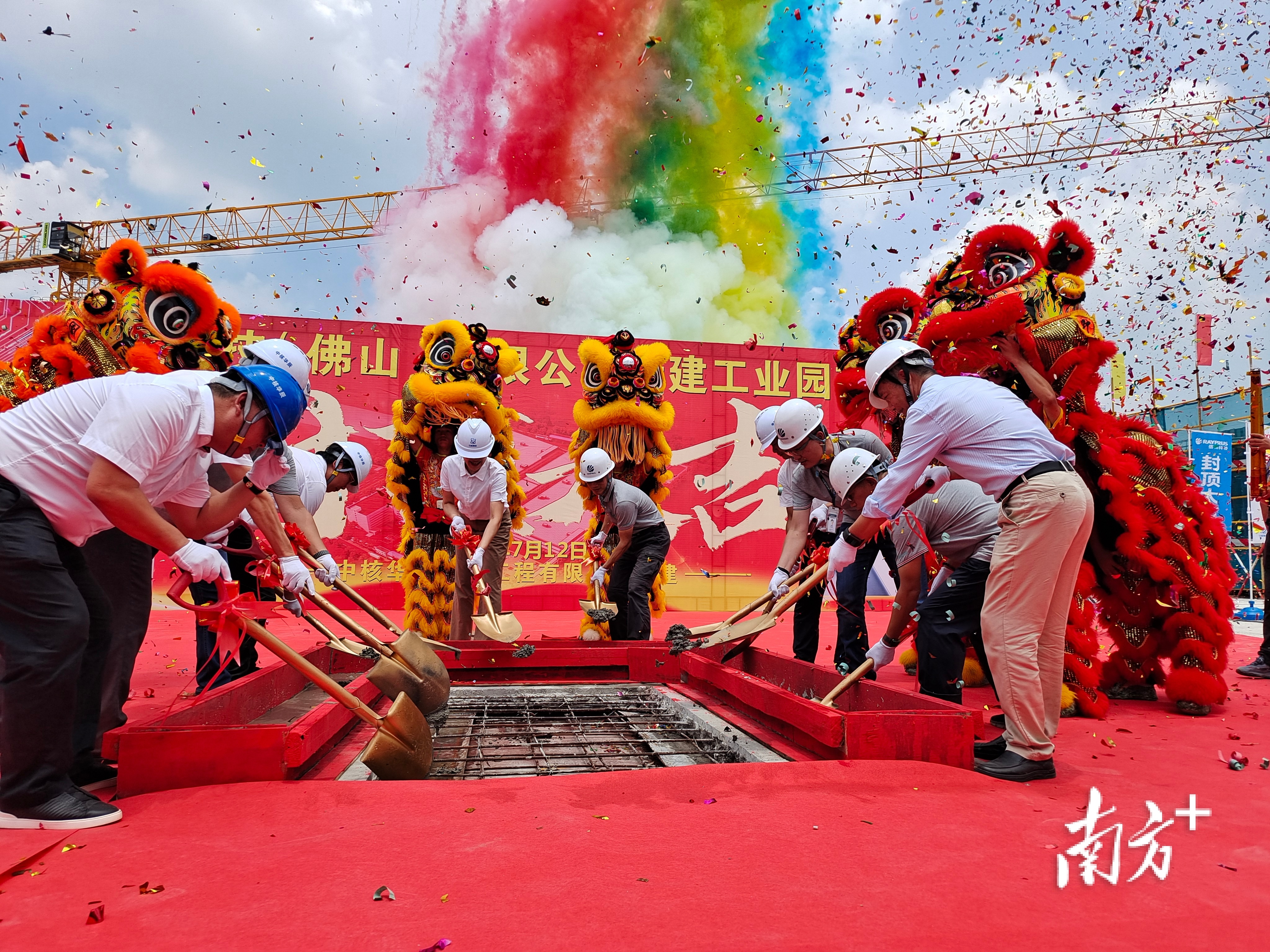 封顶仪式现场。 南方+ 黄艳姿 拍摄 封顶仪式现场。 南方+ 黄艳姿 拍摄