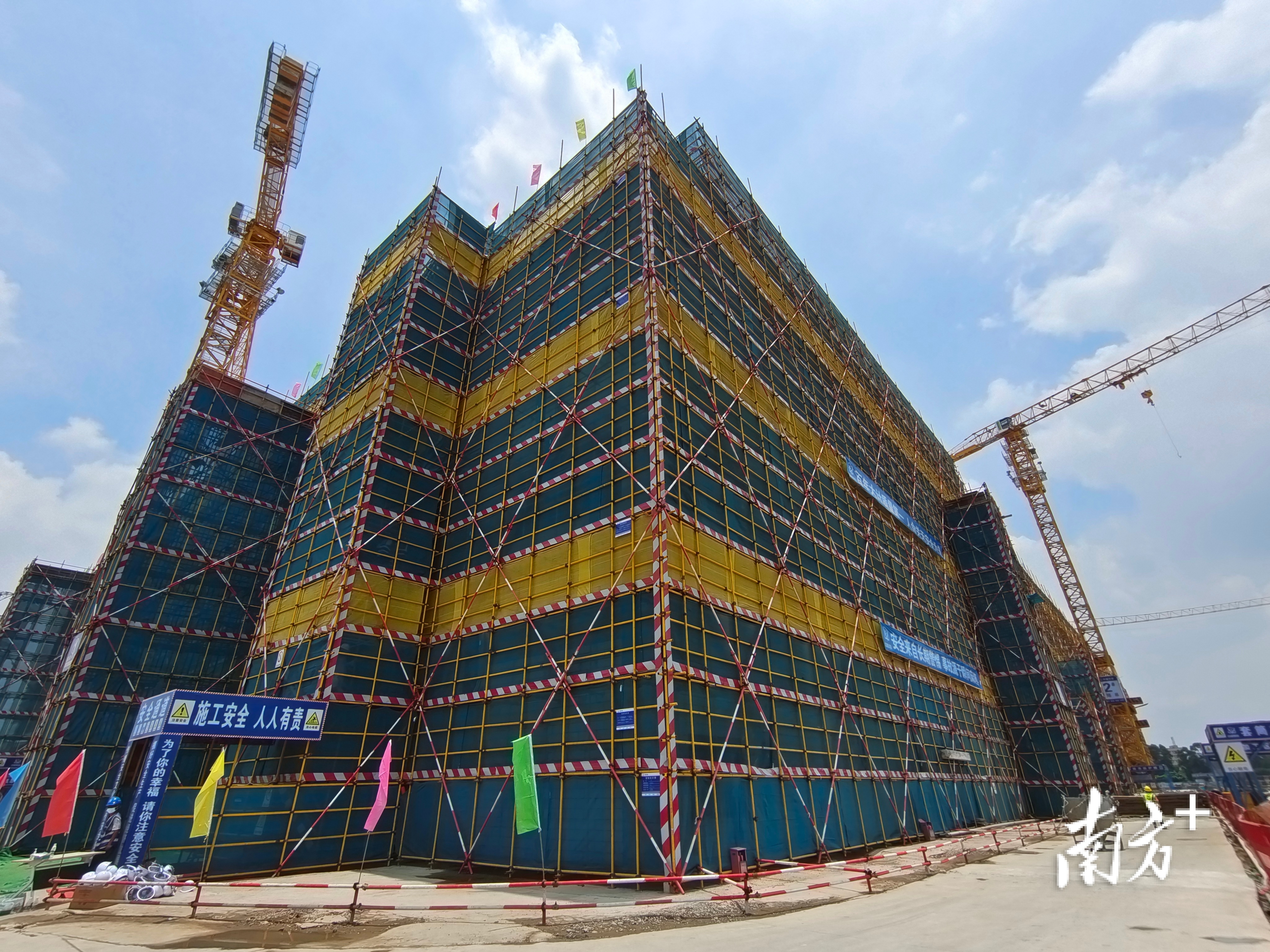 信扬科技项目一期7.3万方厂房封顶。 黄艳姿 摄 信扬科技项目一期7.3万方厂房封顶。 黄艳姿 摄