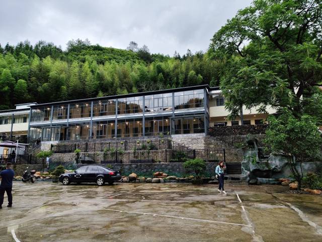 九峰镇在青山绿水间的民宿。