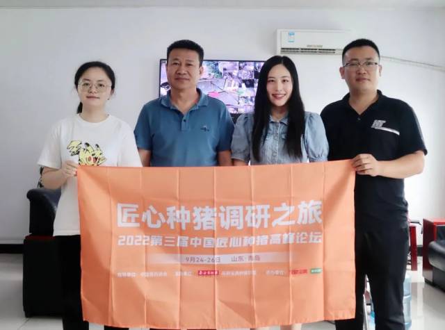 山东蓝大集团总裁冯厚海(左2)与农财宝典新牧网记者合影留念 山东蓝大集团总裁冯厚海(左2)与农财宝典新牧网记者合影留念