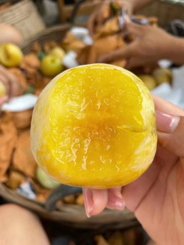 黄金柰李汁水充足。