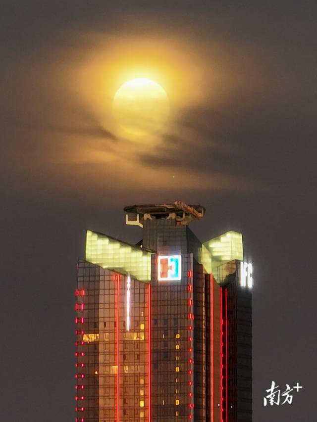 珠海IFC月升时刻。南方拍客 瑞 摄