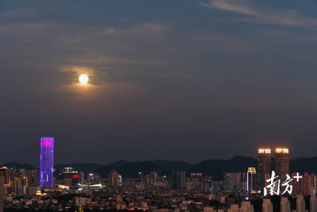 中山市城区上空出现超级月亮。  南方拍客 杜沛辉 拍摄