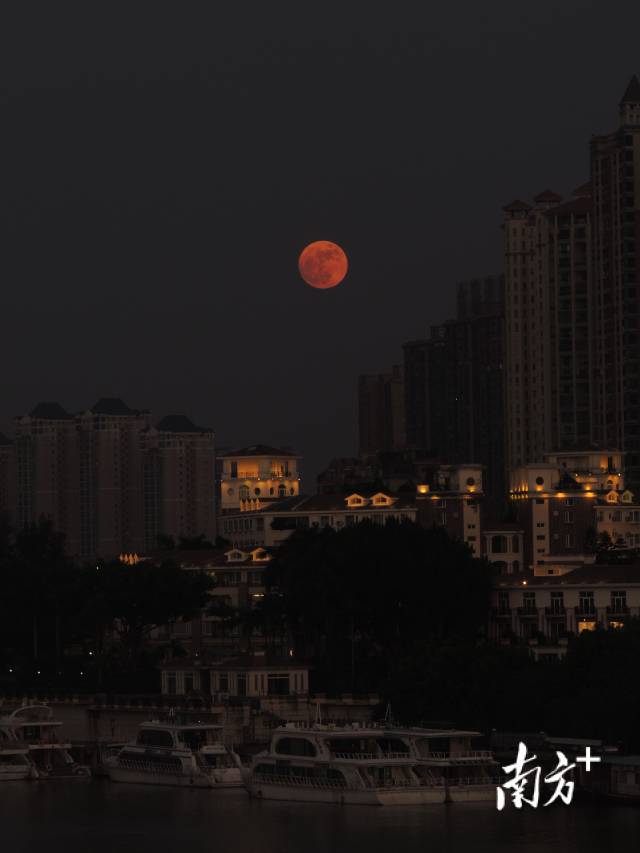 清远市清城区月亮慢慢升起。南方拍客 文浩 摄