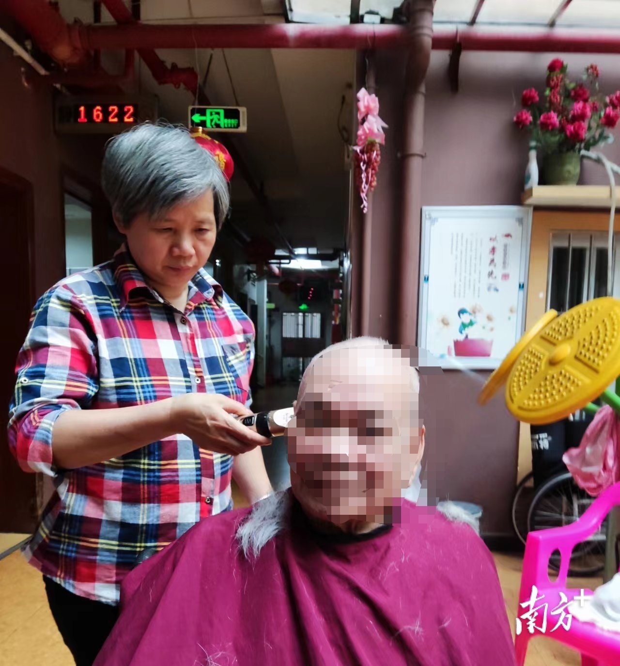 在颐养院里得到照顾的靳伯。颐养院供图 在颐养院里得到照顾的靳伯。颐养院供图