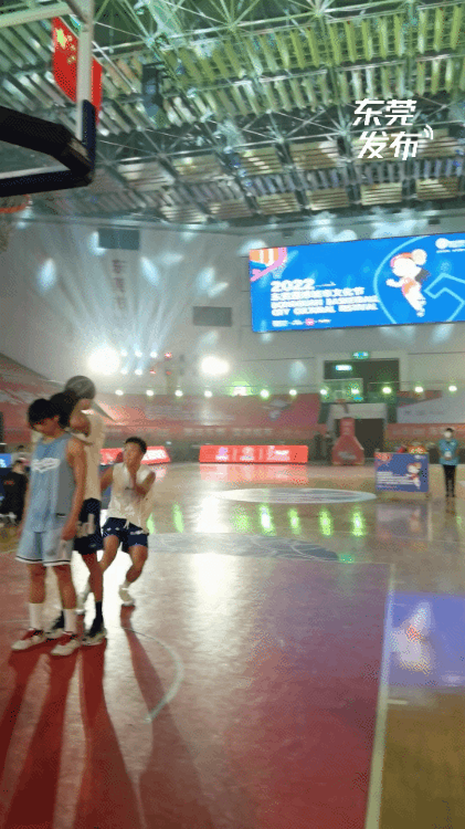 2022东莞篮球城市文化节开幕式上,熊小林完成首轮飞跃一跳。动图源自“东莞发布”微信公众号 2022东莞篮球城市文化节开幕式上,熊小林完成首轮飞跃一跳。动图源自“东莞发布”微信公众号