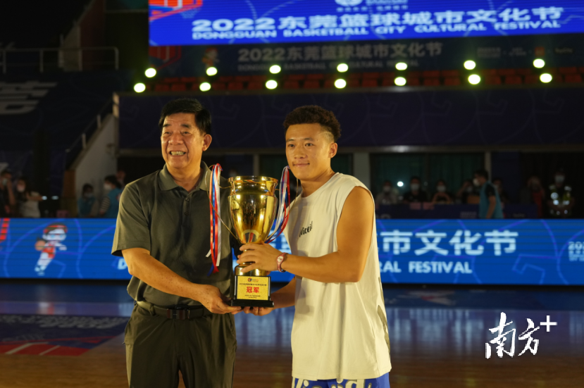 2022东莞篮球城市文化节开幕式上,东莞市篮球协会名誉主席方伟民为熊小林颁奖。 2022东莞篮球城市文化节开幕式上,东莞市篮球协会名誉主席方伟民为熊小林颁奖。