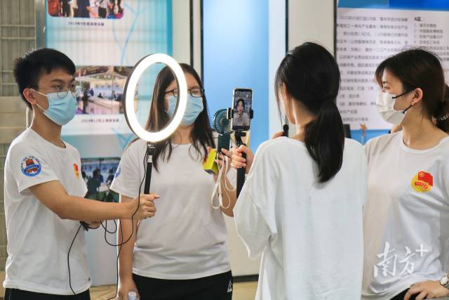 岭南师院大学生主播直播宣传南珠文化。陈一辉 摄
