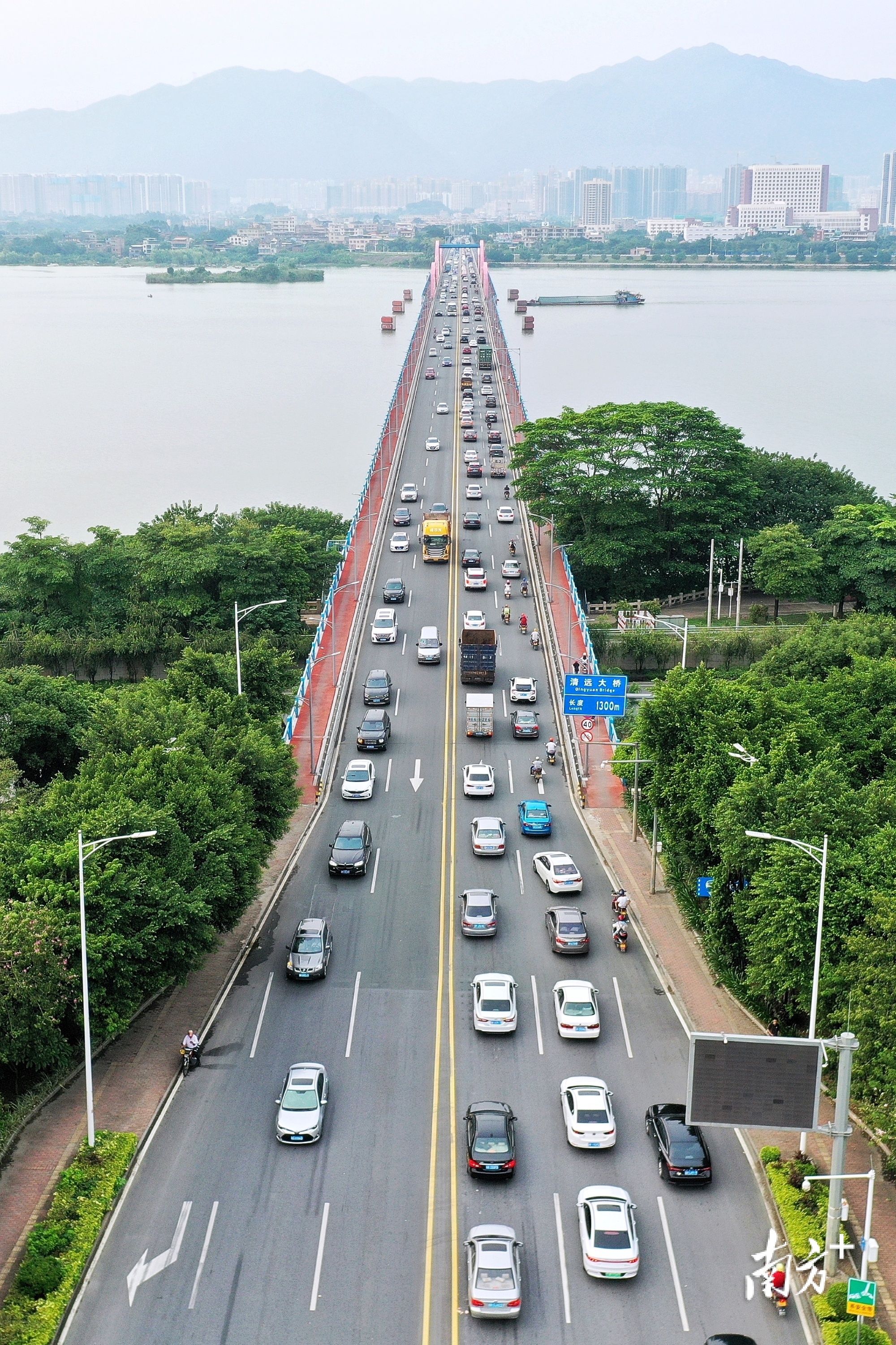 日常通勤中，清远大桥（如图）等大桥车流量较大，行车缓慢甚至时有拥堵。 曾亮超 摄