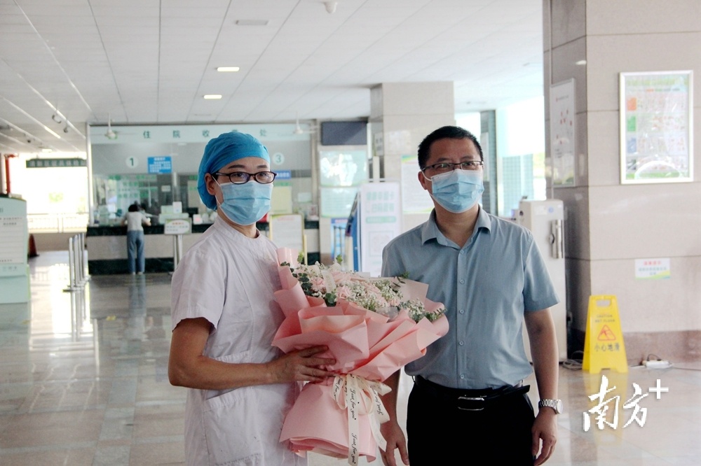 禾云镇为医护人员献上鲜花。