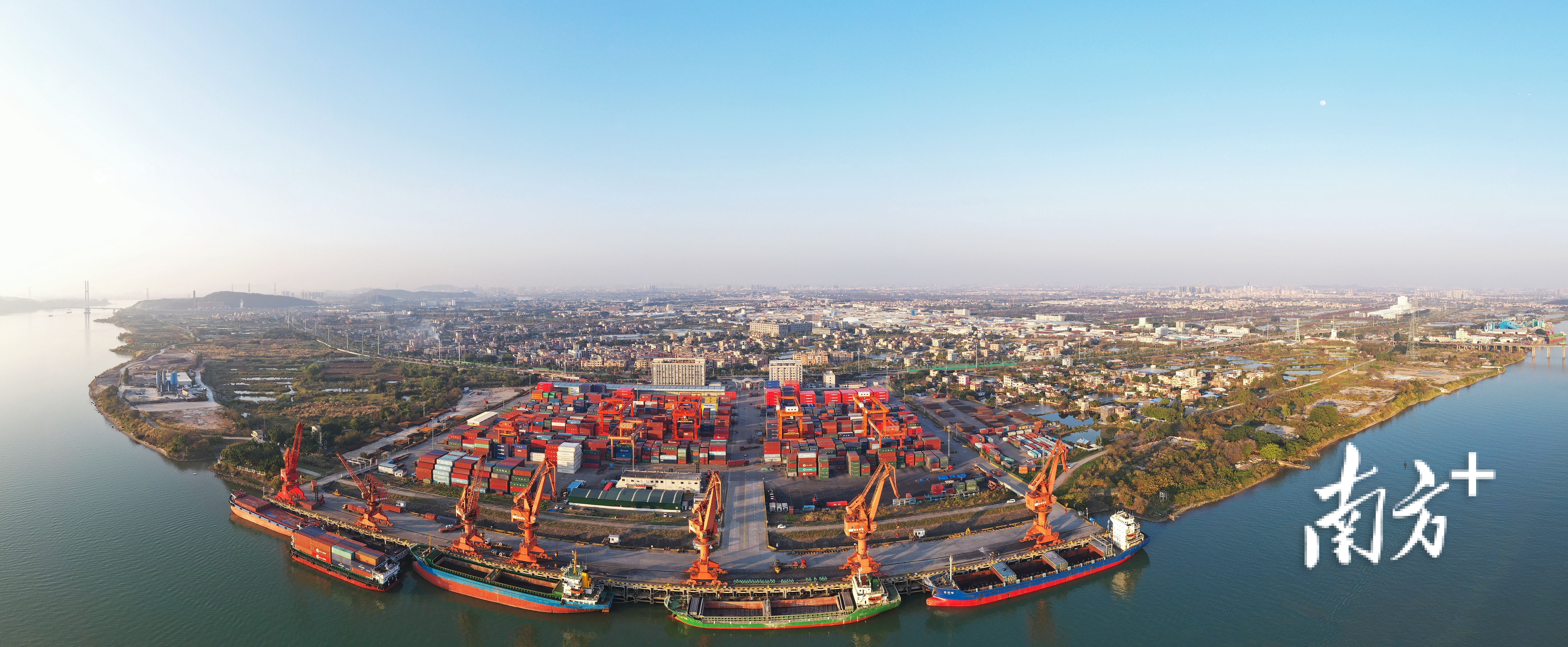 西江河畔,顺德新港,一箱箱产自佛山的家电、建材、家居产品从这里出发,销往全球。 南方+ 戴嘉信 拍摄 西江河畔,顺德新港,一箱箱产自佛山的家电、建材、家居产品从这里出发,销往全球。 南方+ 戴嘉信 拍摄