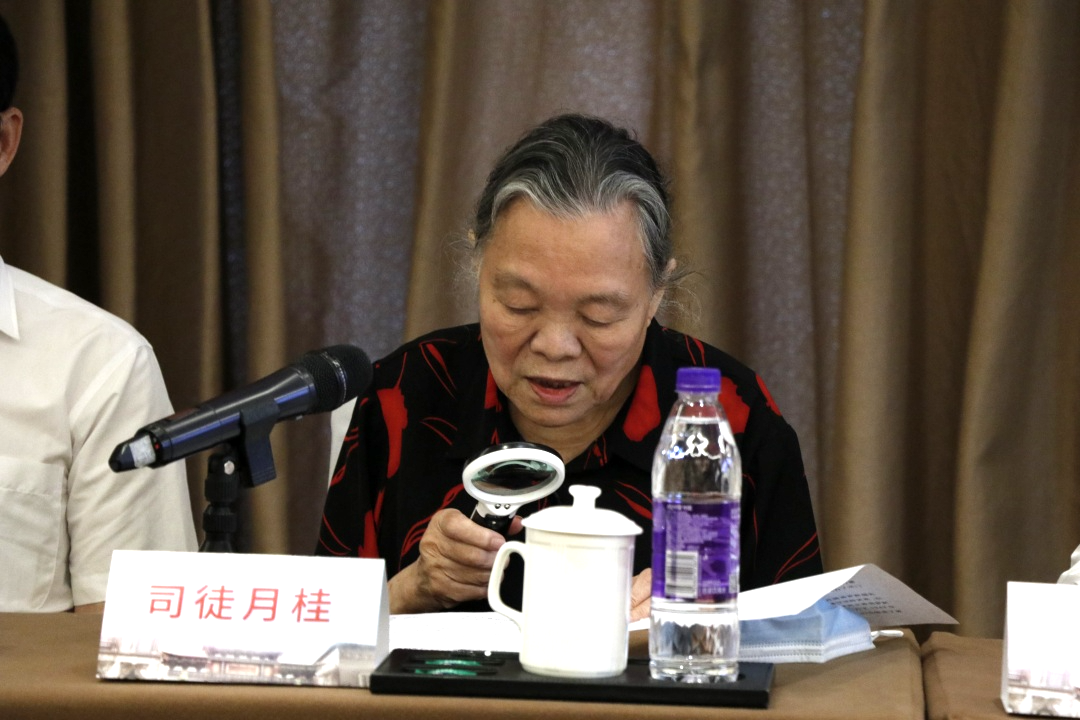 司徒美堂先生孙女司徒月桂发言。 司徒美堂先生孙女司徒月桂发言。