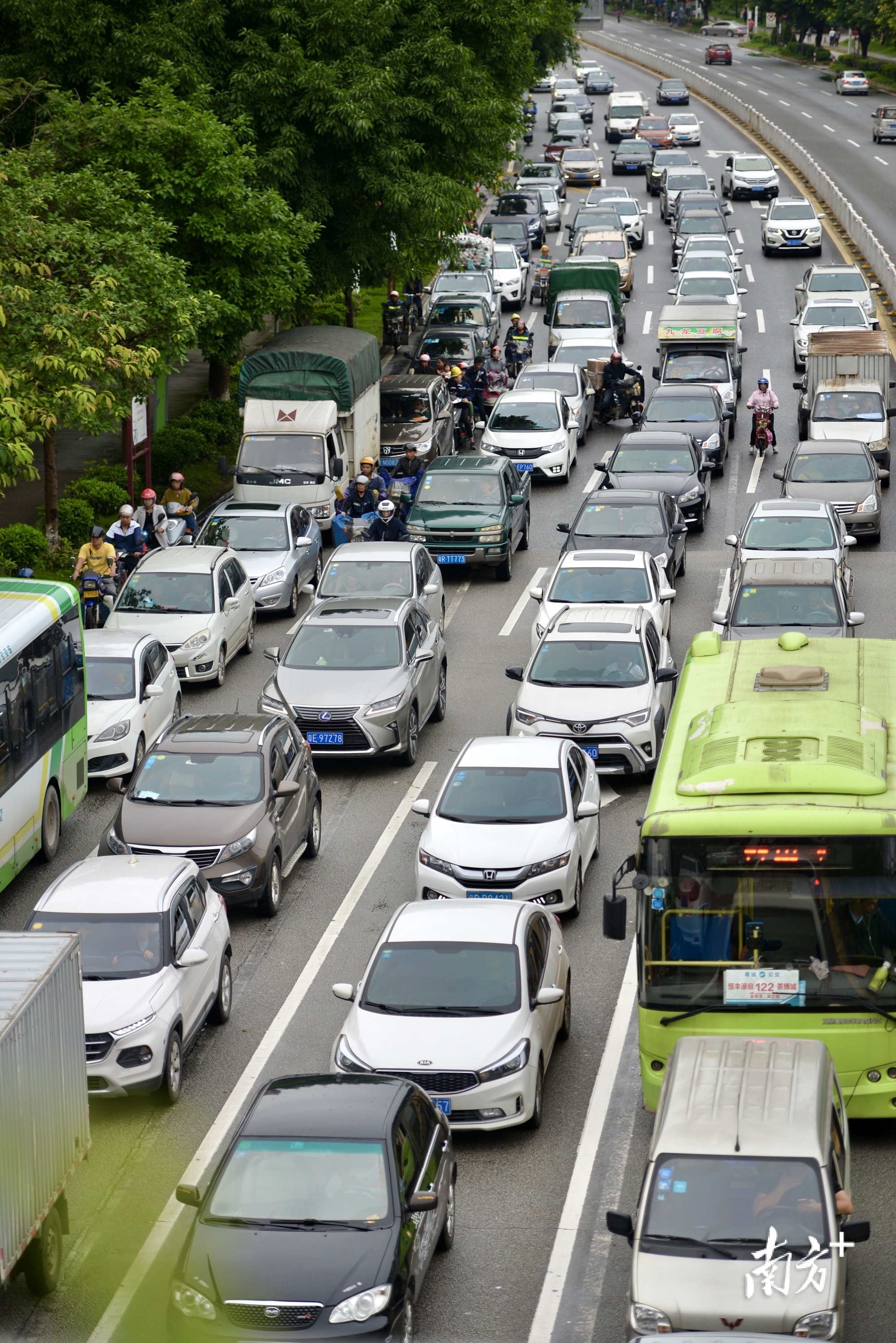 近年来，清远市中心城区道路交通压力越来越大，上下班高峰期堵车已成为常发现象。 曾亮超 摄