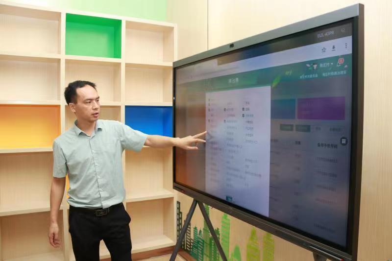 禅城区政数局工作人员在南庄镇南庄村开展“一表通报”业务培训。禅城区政数局供图 禅城区政数局工作人员在南庄镇南庄村开展“一表通报”业务培训。禅城区政数局供图