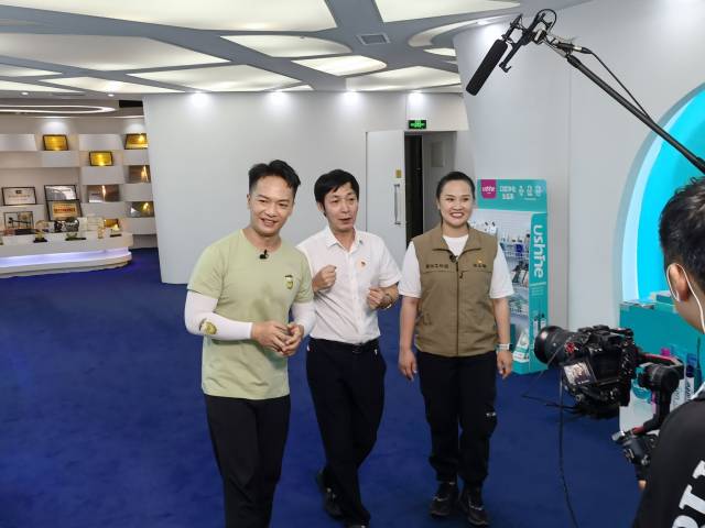 广播广播电视台探村主播李青山(左一)与美丽乡村代言人张志敏(左三)在