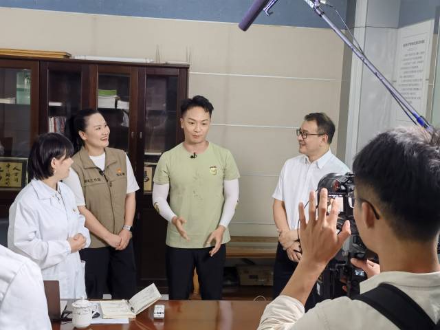 广播广播电视台探村主播李青山(左三)与美丽乡村代言人张志敏(左二)