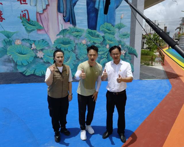 广东广播电视台探村主播李青山(中),美丽乡村代言人(左),陇田镇镇长倪