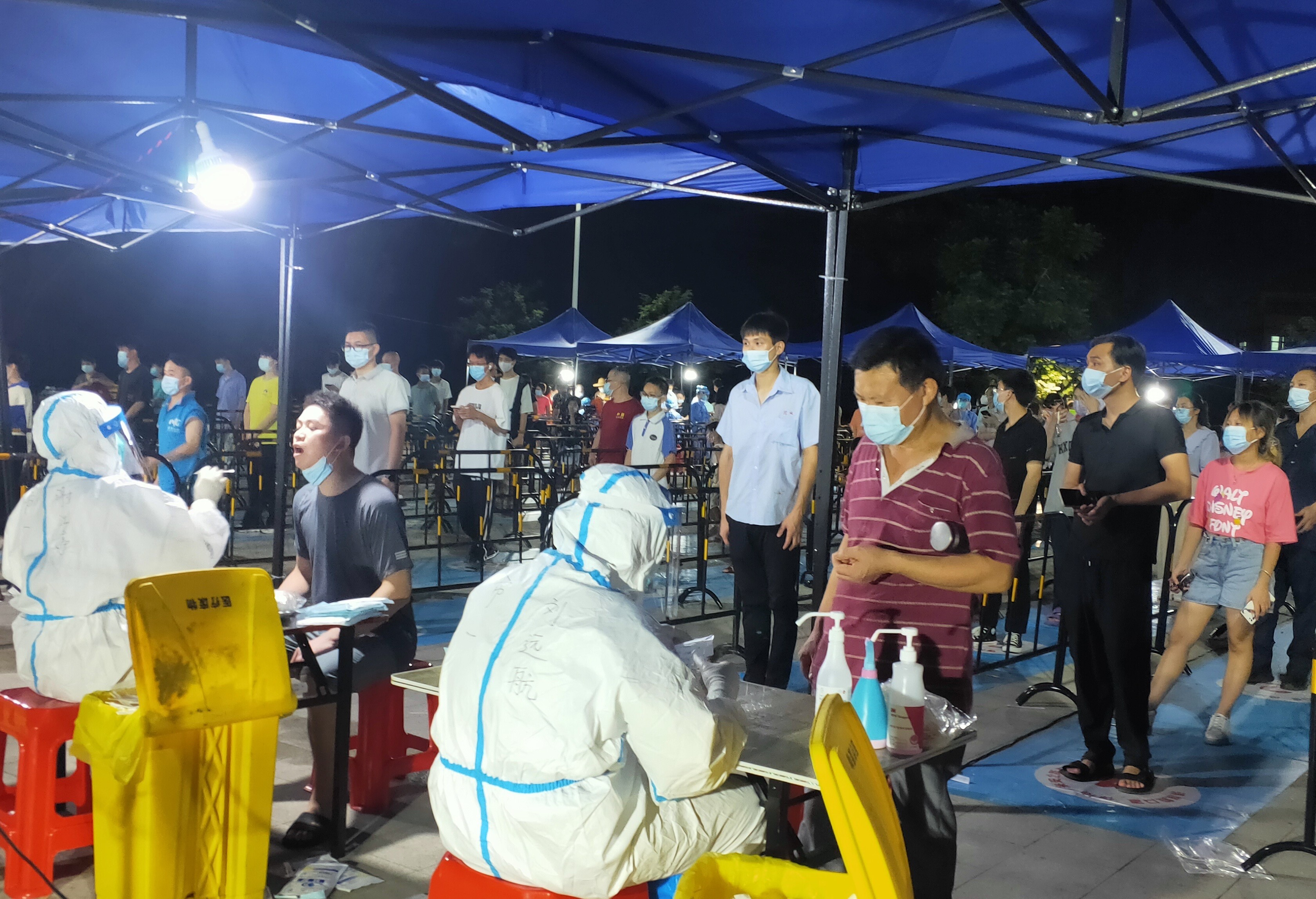 惠阳区新圩镇连夜开展核酸检测,干群同心抗疫守护家园。