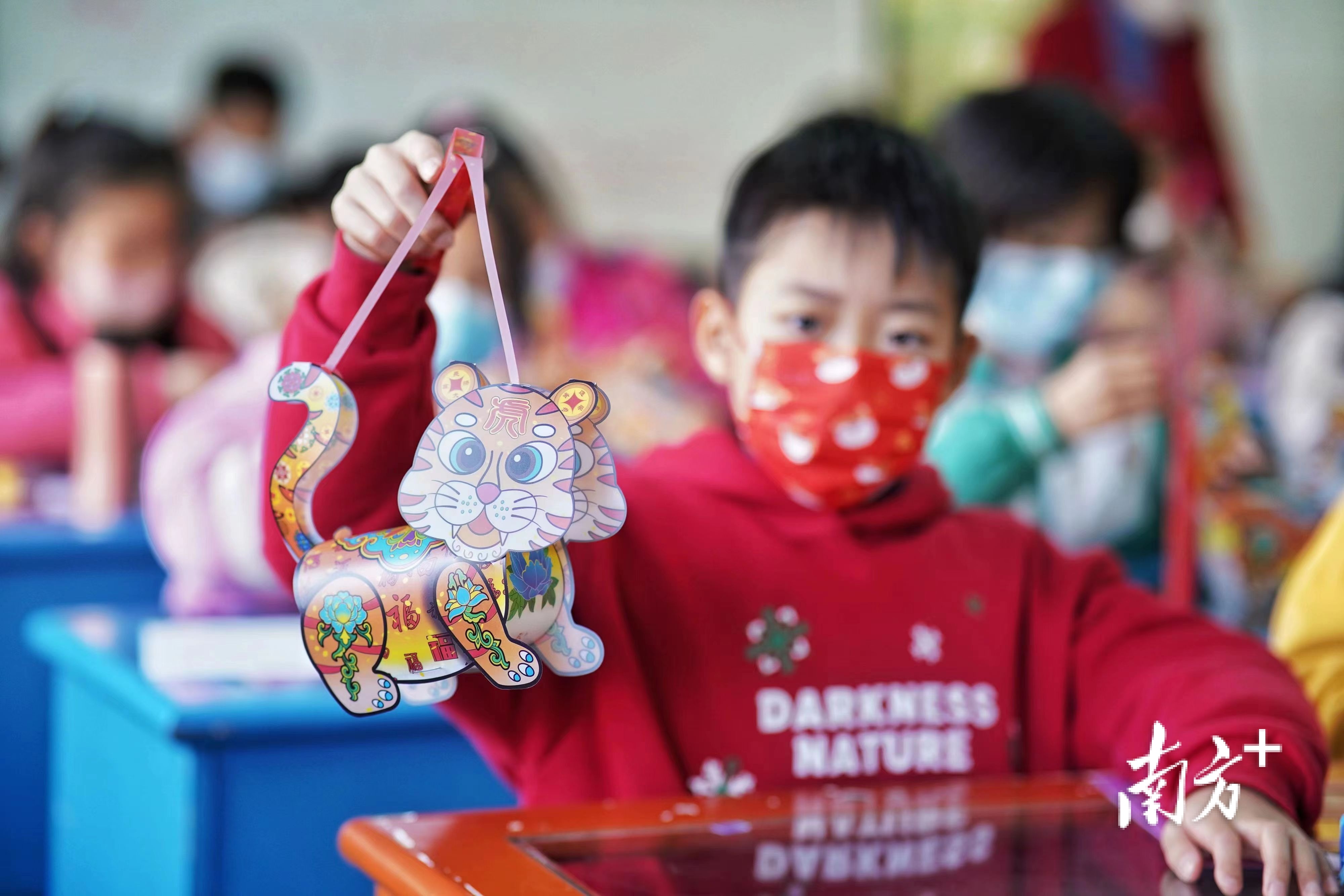 佛山彩灯市级非遗传承人黄宏宇创作的《萌虎迎春》DIY拼砌灯笼。南方日报记者 戴嘉信 摄 佛山彩灯市级非遗传承人黄宏宇创作的《萌虎迎春》DIY拼砌灯笼。南方日报记者 戴嘉信 摄