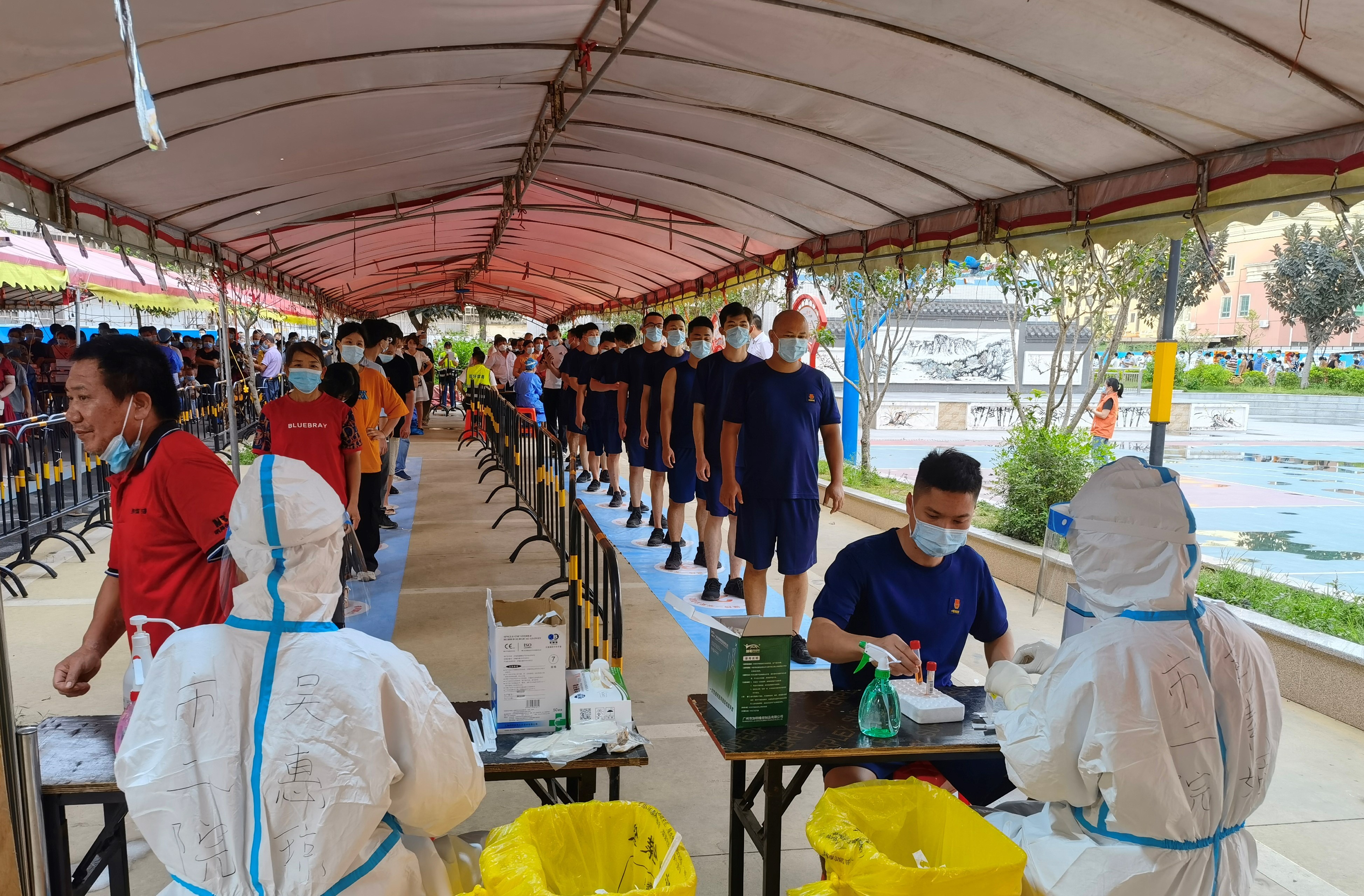 当地居民有序排队参加核酸采样。