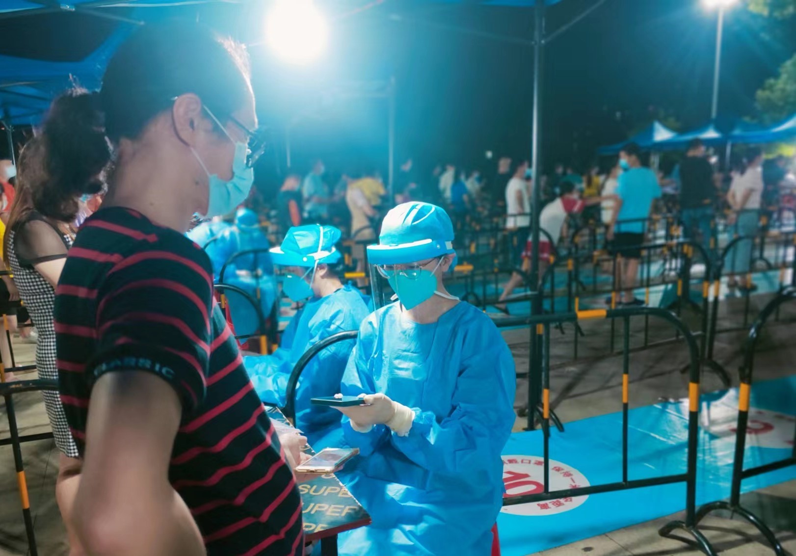 惠阳快速应对,与时间赛跑,开展大规模核酸检测。 惠阳快速应对,与时间赛跑,开展大规模核酸检测。