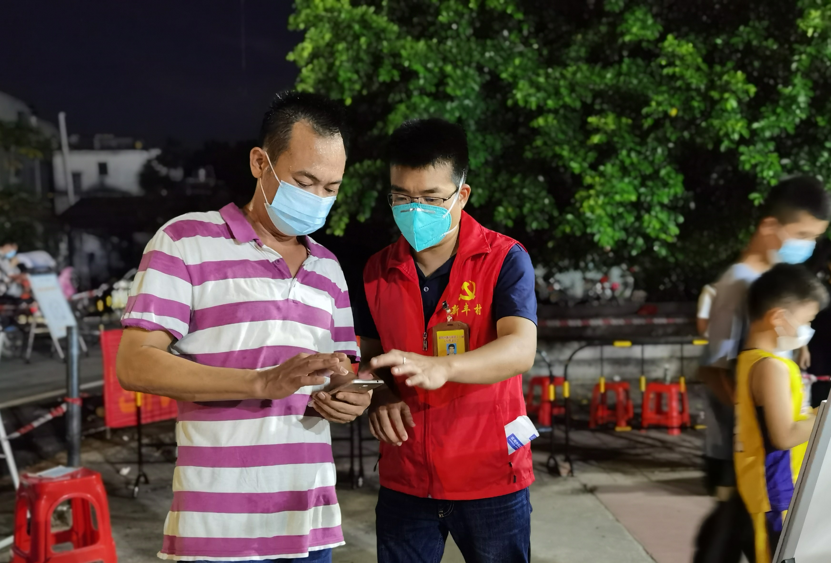 党员干部坚守在惠阳新圩疫情防控一线。