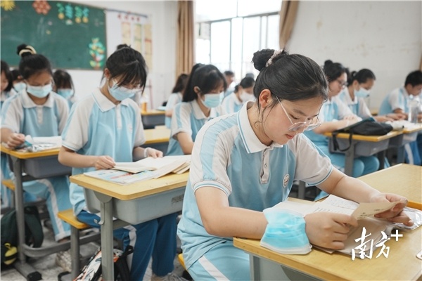 中考前惠州实验中学附属学校初三学生在教室复习。南方日报记者 王昌辉 摄 中考前惠州实验中学附属学校初三学生在教室复习。南方日报记者 王昌辉 摄