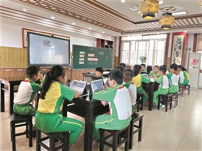 番禺区实验小学开设了智慧课堂。李波 摄
