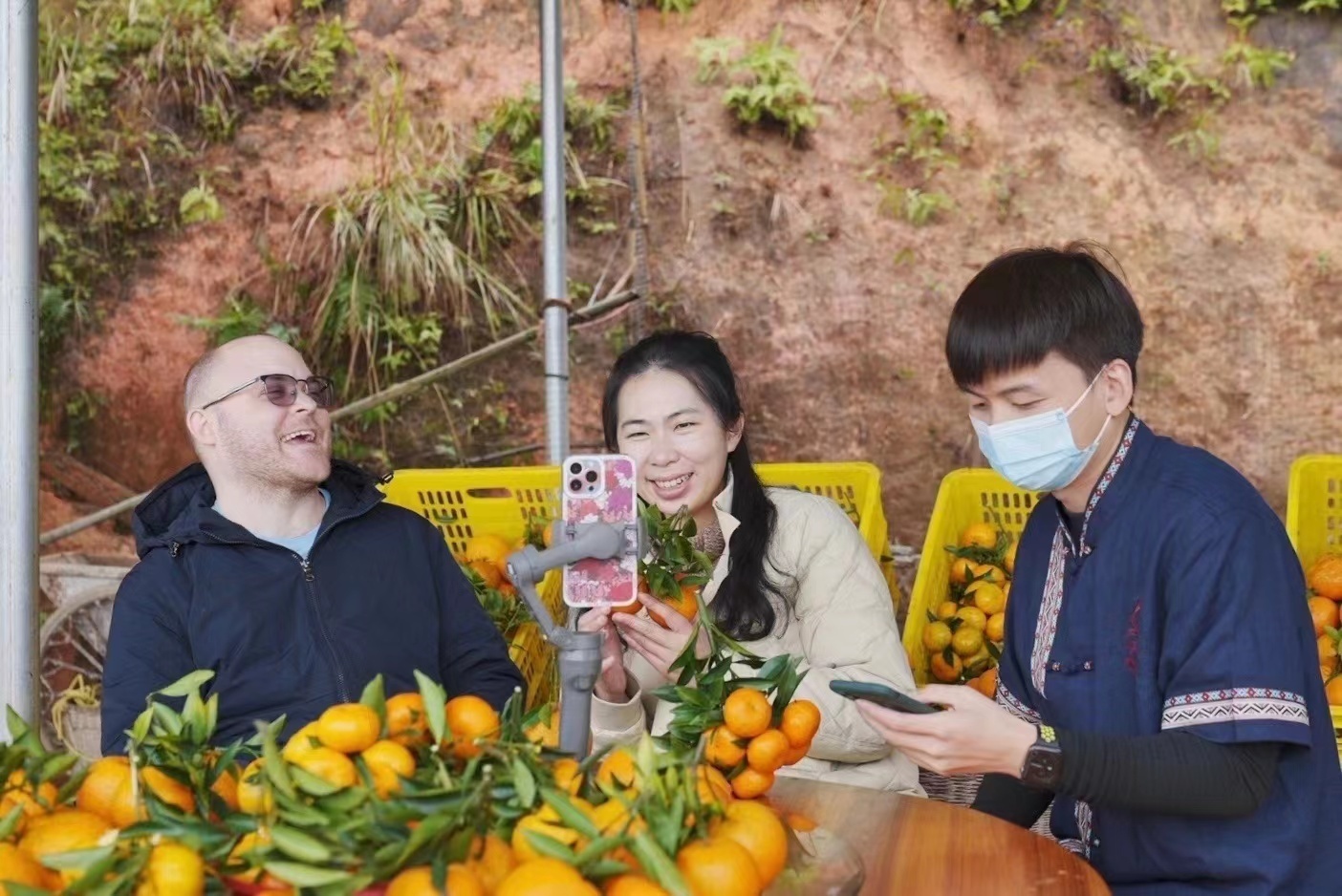 陈慧抓住农产品电商直播风口，打造生态网红农场，使得电商销量占总销量的八成以上。  