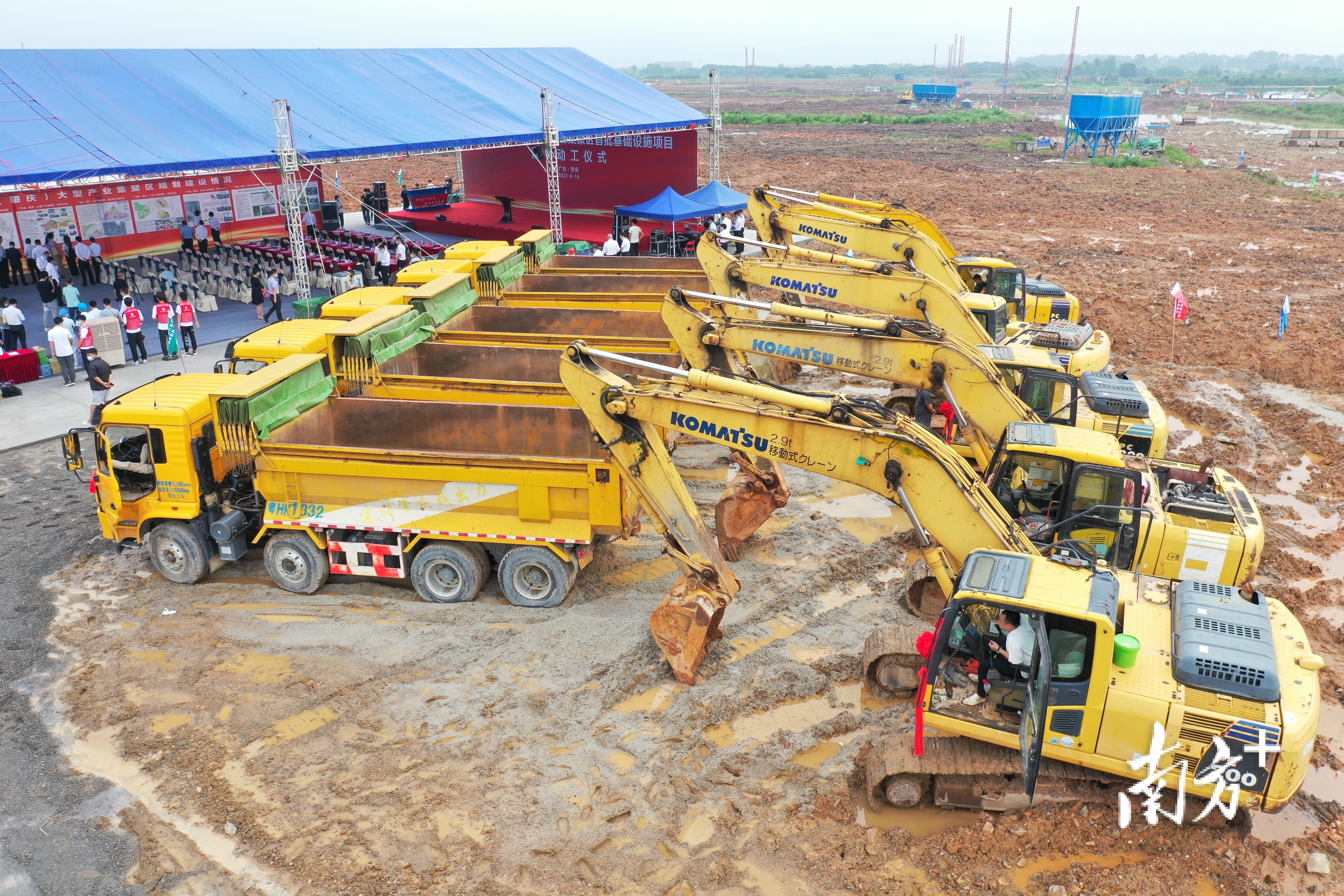 6月16日，专项债项目——广东省（肇庆）大型产业集聚区首批基础设施项目集中动工仪式在肇庆新区举行。廖文奕 摄  