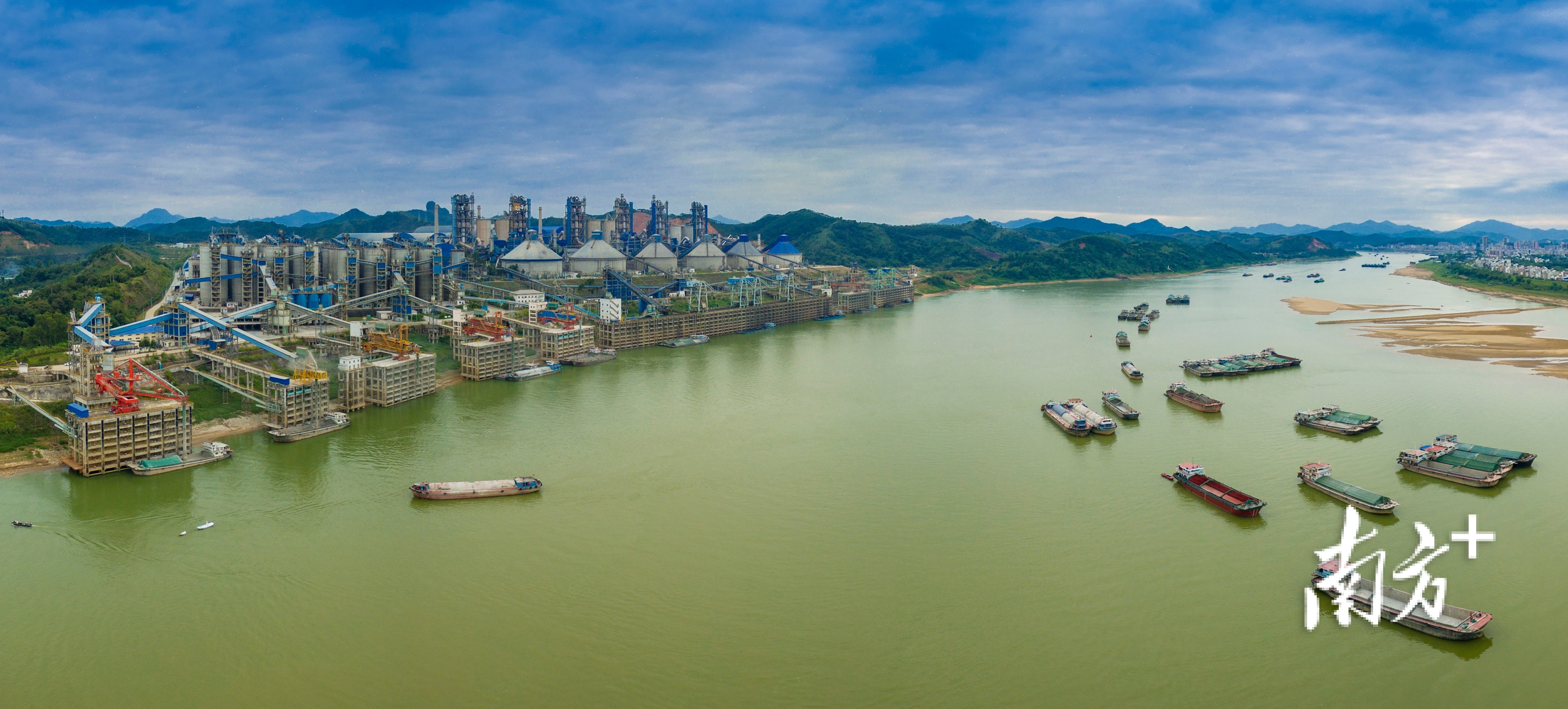 封开持续打造通江达海、高效便捷的水运体系，谋划“前港后园”的产业链、贸易链和物流供应链。欧镜开 摄  