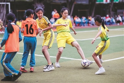 “双减”后，学生得到了更多体育锻炼。陈忧子 摄