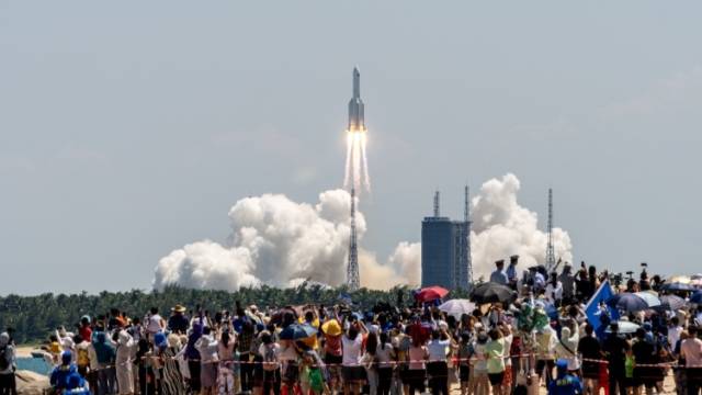 现场直击| 万人文昌沙滩看问天实验舱发射：我们的征途是星辰大海