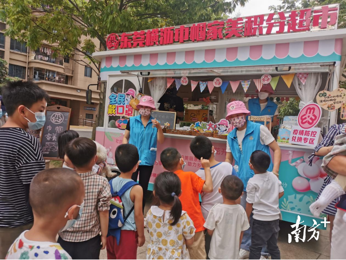 东莞横沥创新打造“巾帼家美号”流动积分超市,用文明行动换取荣誉积分,以积分兑换日常用品。 东莞横沥创新打造“巾帼家美号”流动积分超市,用文明行动换取荣誉积分,以积分兑换日常用品。