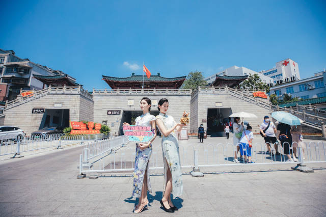 为世界罕见的集“山、水、洲、城”于一体的国家AAAAA级旅游景区、全国重点风景名胜区、湖湘文化传播基地和爱国主义教育的示范基地。 为世界罕见的集“山、水、洲、城”于一体的国家AAAAA级旅游景区、全国重点风景名胜区、湖湘文化传播基地和爱国主义教育的示范基地。