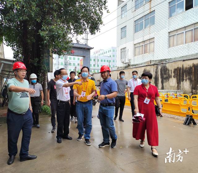 凤塘镇人大组织市、区、镇三级人大代表视察环境整治提升情况。