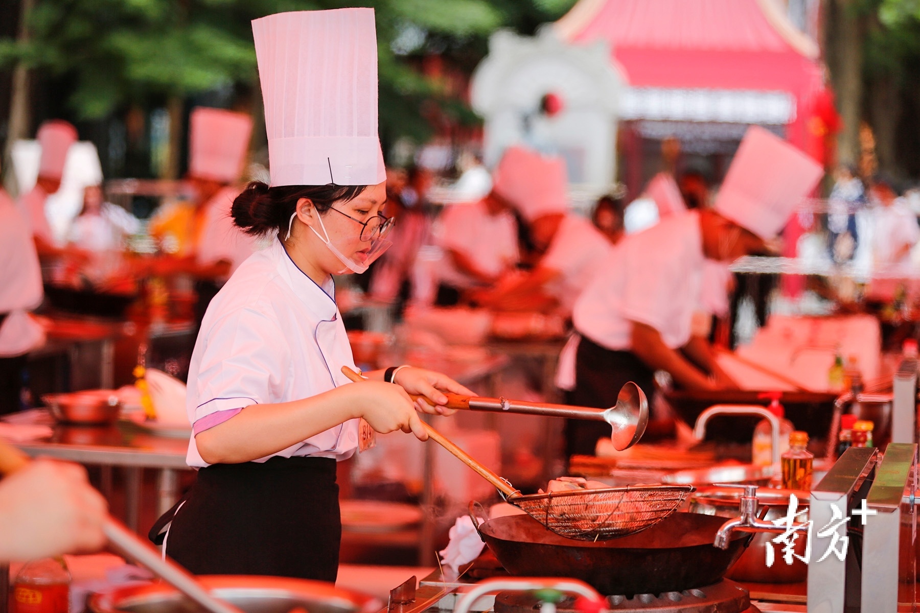 比赛现场,厨师们同台竞技。 南方+ 叶志文 拍摄 比赛现场,厨师们同台竞技。 南方+ 叶志文 拍摄