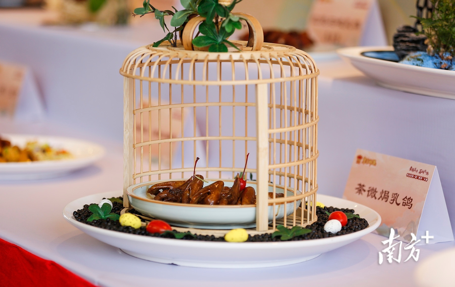 除了制作方法,厨师们在摆盘方面也是下了不少功夫。 南方+ 叶志文 拍摄