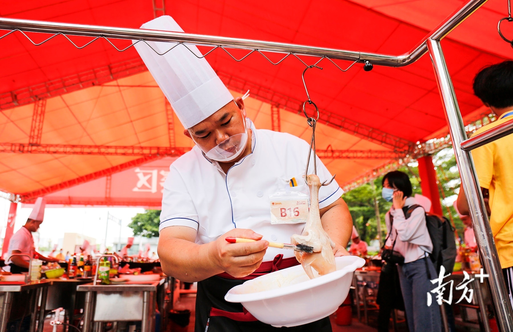 一个厨师在给鸽子上浆。 南方+ 叶志文 拍摄