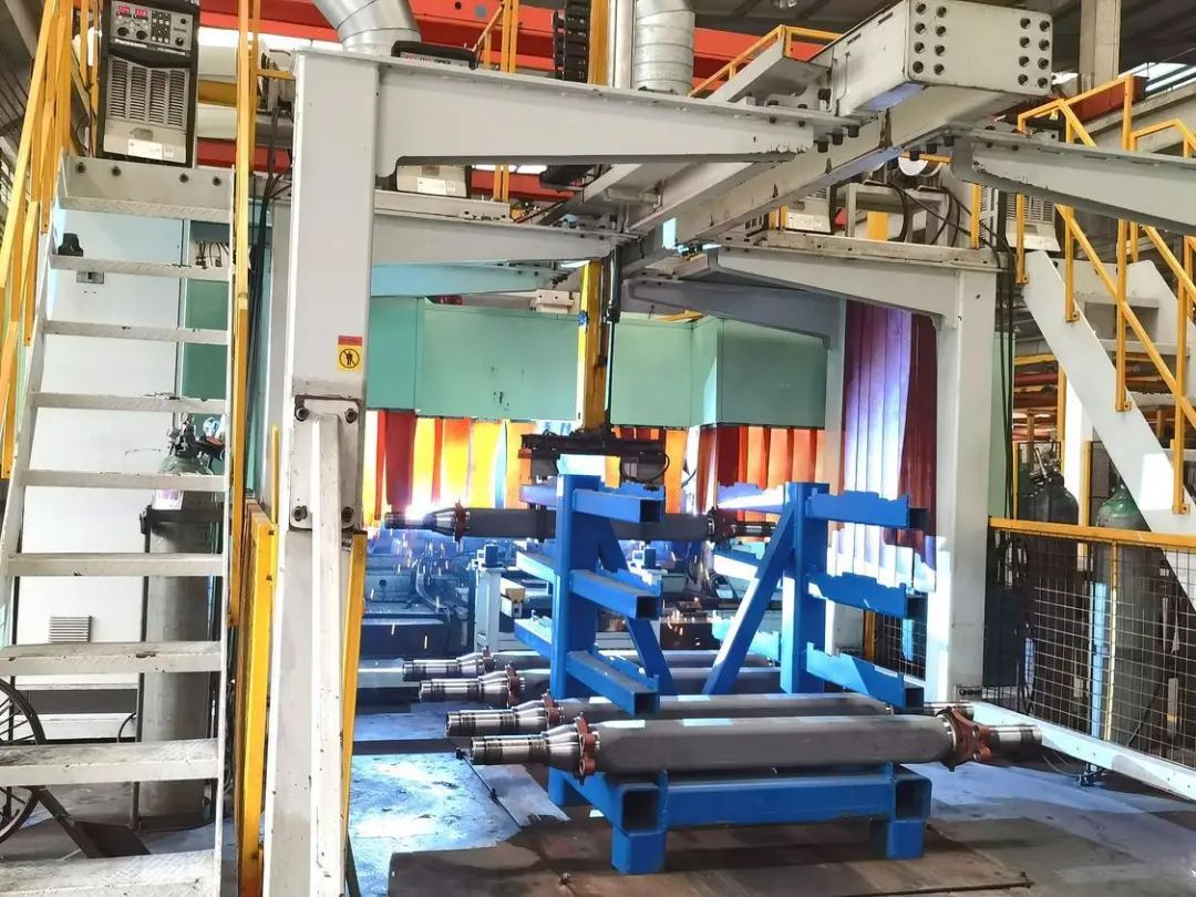 佛山市永力泰车轴有限公司生产车间内，机器正在自动化进行焊接工艺。钟玲玉/摄
