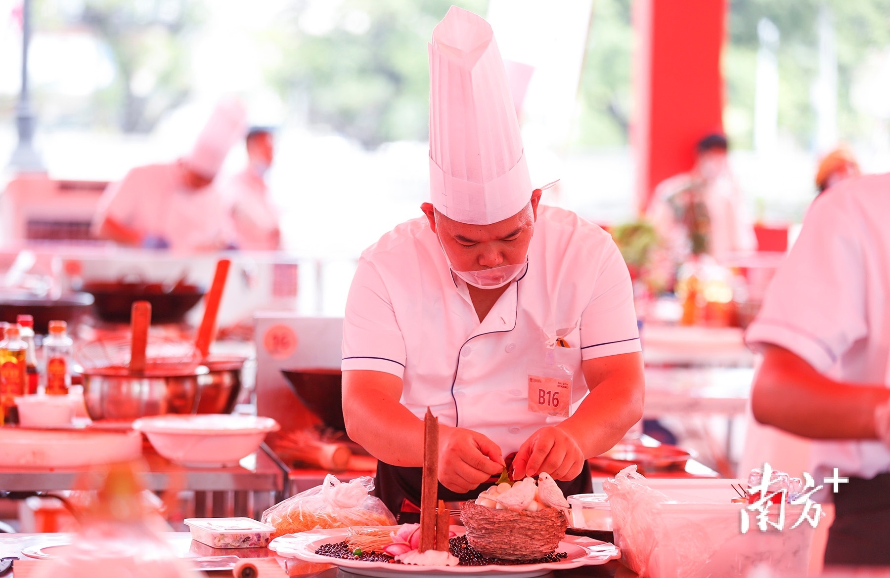 比赛现场,厨师在进行摆盘。 南方+ 叶志文 拍摄
