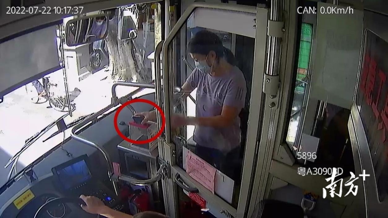 市民误投手机监控画面 市民误投手机监控画面