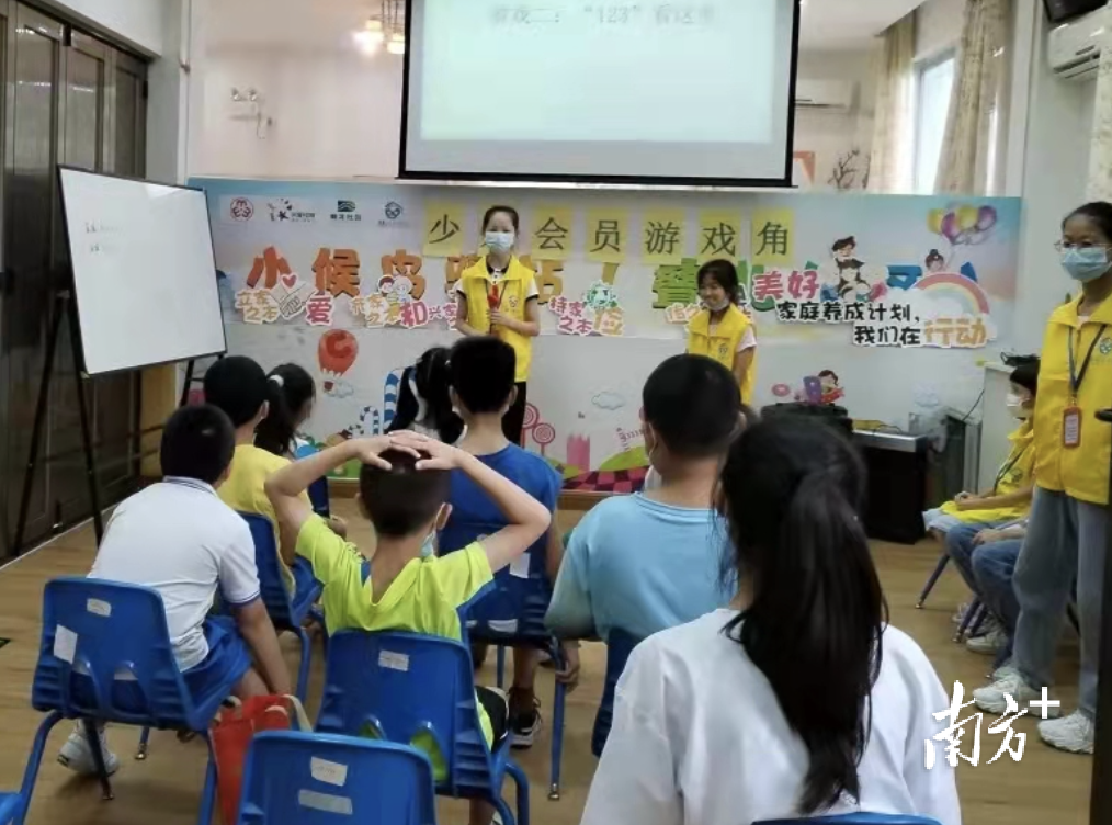 在佛山南海桂城叠北小候鸟驿站，社工带着“小候鸟”开展读书分享。受访者供图
