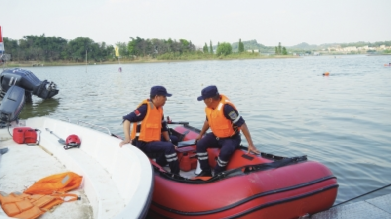 佛山市雄鹰志愿救援队队员开展野泳劝阻和溺水救援工作。 佛山市雄鹰志愿救援队队员开展野泳劝阻和溺水救援工作。
