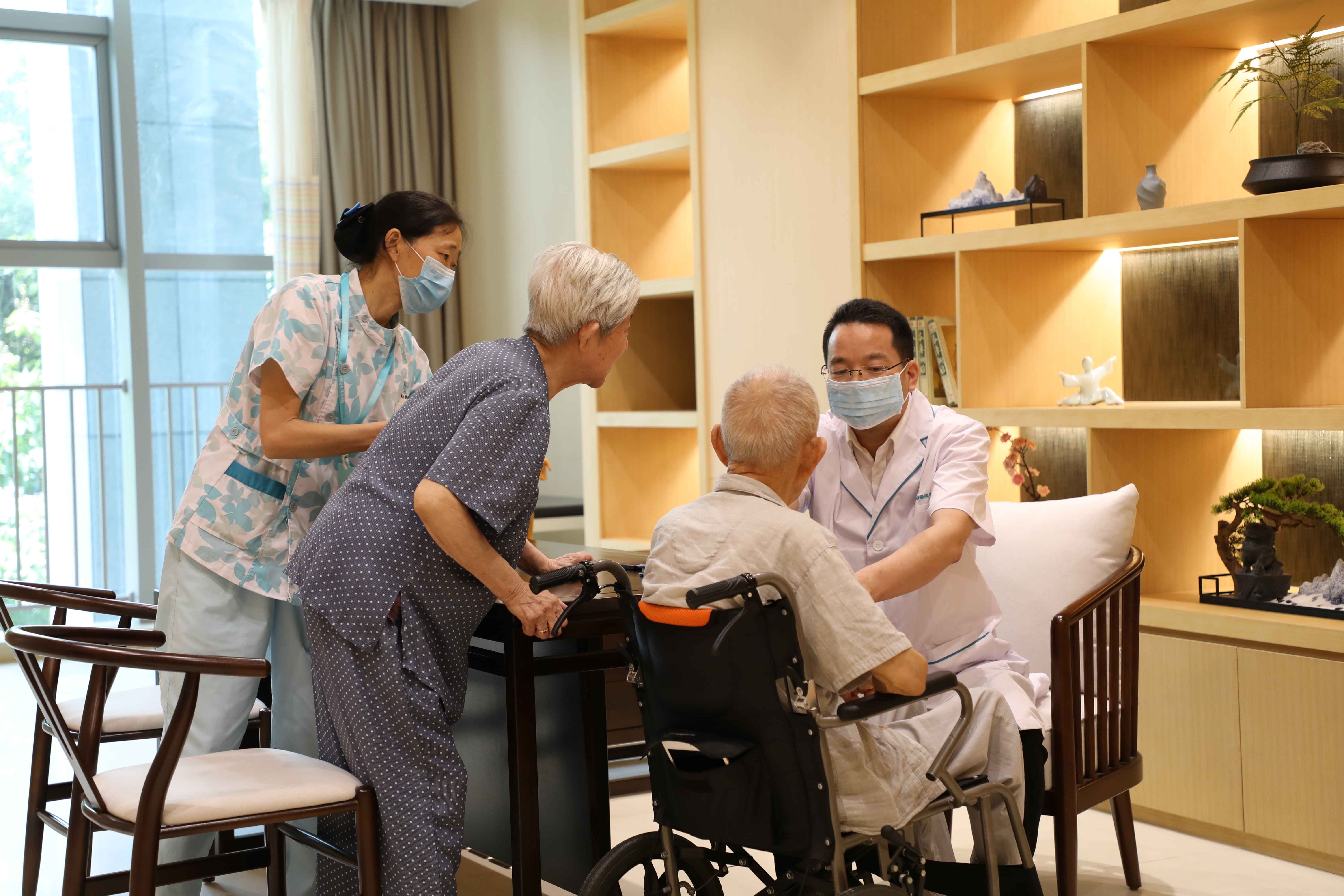 入住深业颐居的长者在深圳深业康复医院看诊。