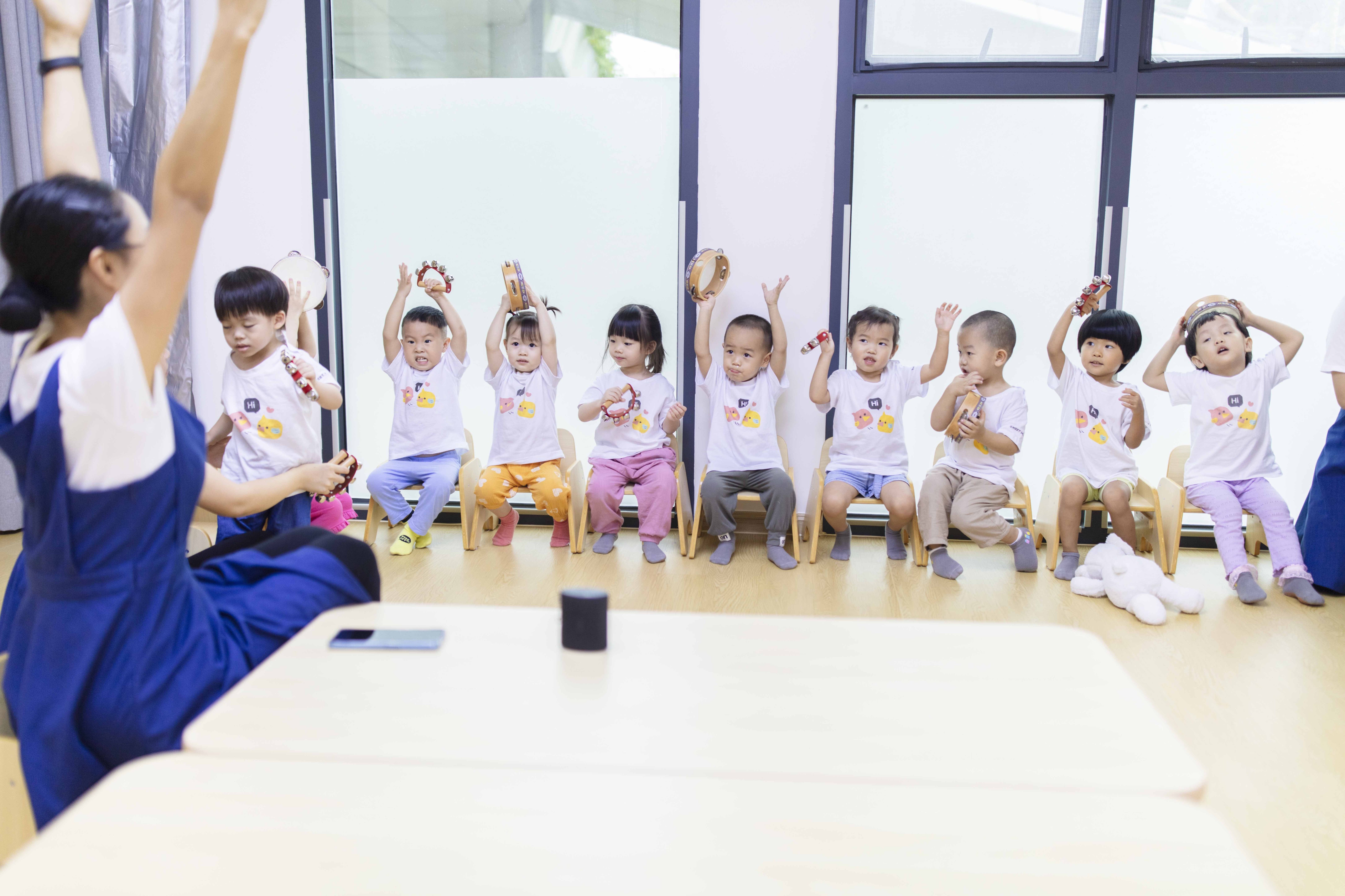 深业幸福家托育服务中心的幼儿们在开展集体游戏。