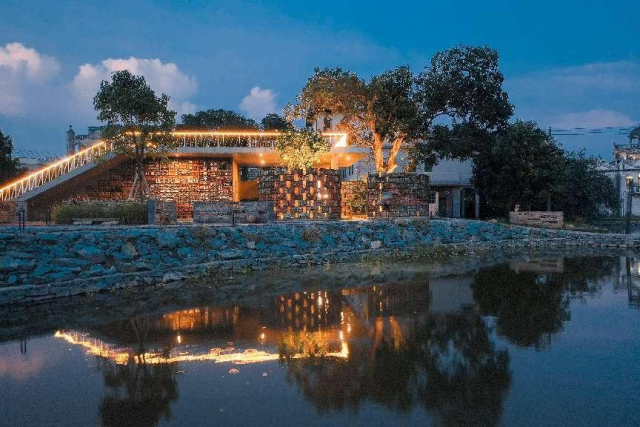 祖宅村旅游厕所夜景。 祖宅村旅游厕所夜景。