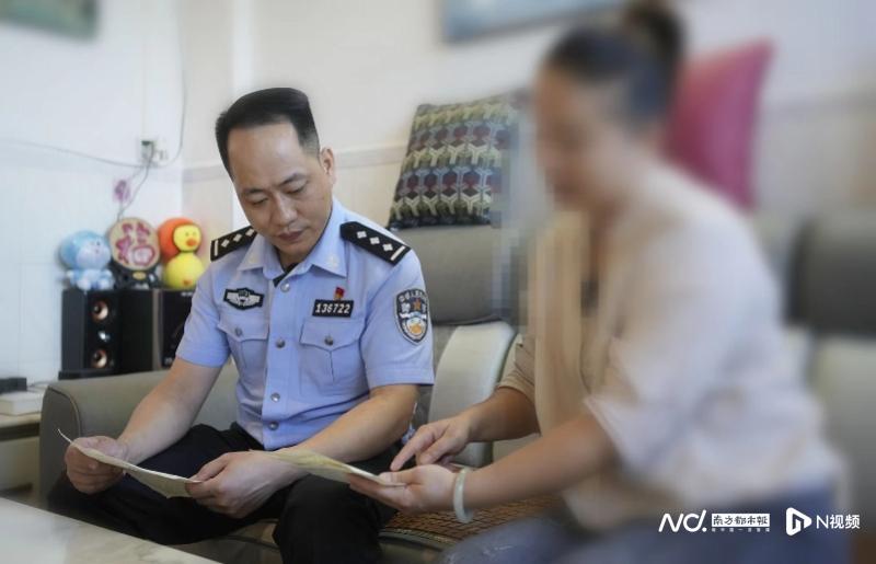 家长在跟民警分享小五在特殊学校的转变